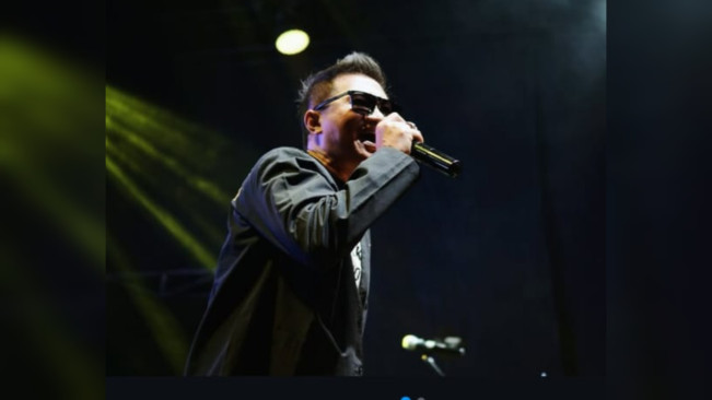 Mang Saswi saat bernyanyi. [Instagram]