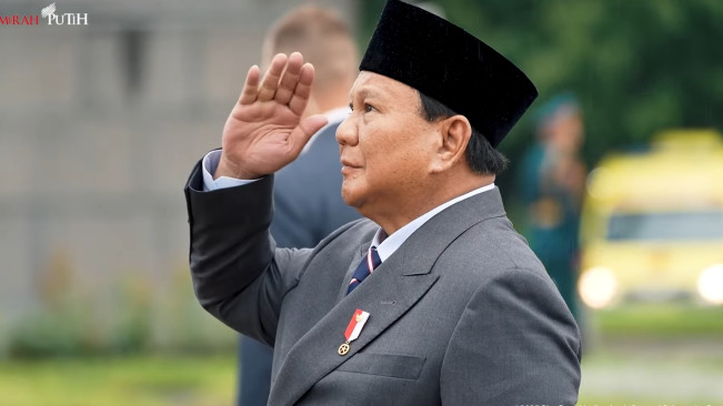 Presiden Prabowo Subianto meletakkan karangan bunga di Piskarovskoye Memorial. [Youtube Sekretariat Presiden]