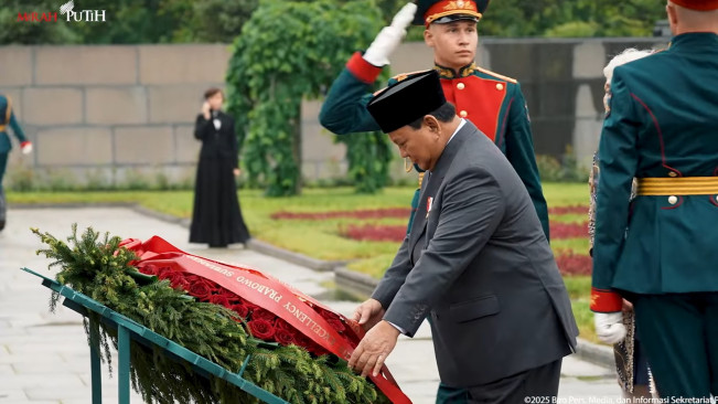 Momen Prabowo Letakkan Karangan Bunga Piskarovskoye Memorial di St. Petersburg