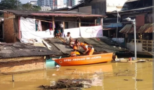 BPBD mengevakuasi korban banjir di Jakarta. [Instagram]