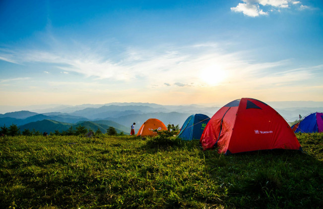 Ilustrasi camping saat long weekend. [Pexels]