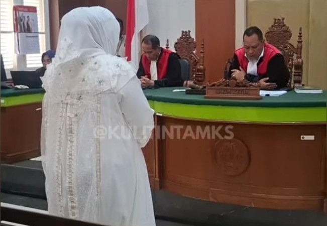 Ketua Hakim  Arif Wicakson bacakan putusan sidang kepada terdakwa kasus skincare mengandung merkuri Mira Hayati. [Instagram]