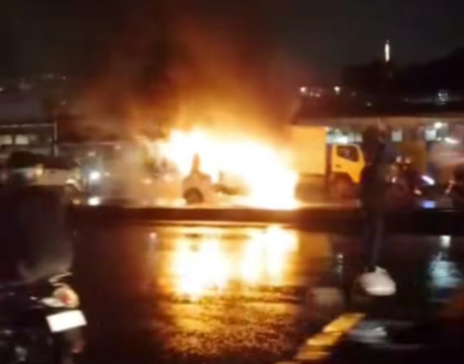 Penampakan Mobil Wuling Air EV terbakar di Bandung. [Instagram]