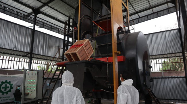 Pemusnahan dilakukan dengan cara dibakar. [Istimewa]