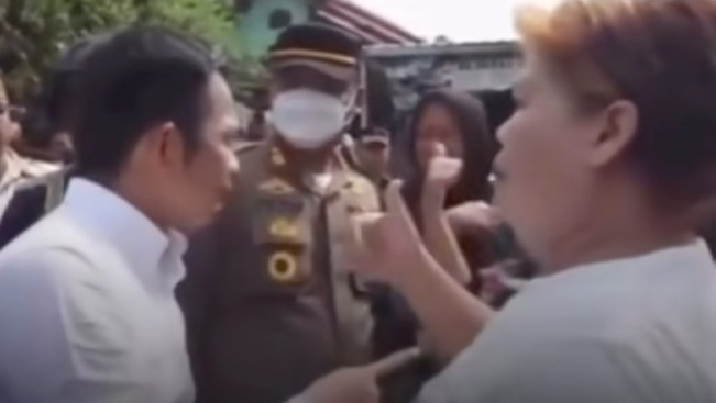 Viral video Bupati Purwakarta disosor emak-emak. [Instagram]