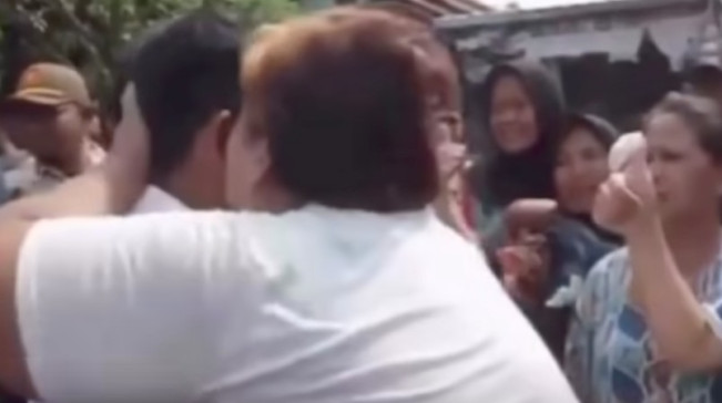 Momen emak-emak cium pipi Bupati Purwakarta. [Instagram]