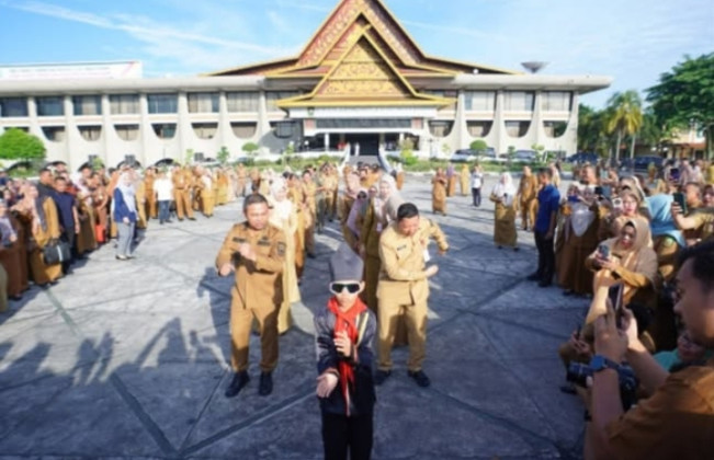 Rayyan Arka Dikha pun berkesempatan hadir di Kantor Gubernur Riau. [Instagram]