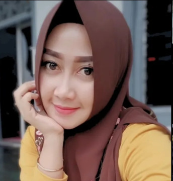 Sosok Luluk Nuril yang diduga menggelapkan uang arisan. [Instagram]