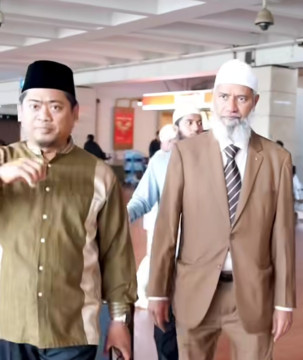 Pendakwah ahli perbandingan Zakir Naik saat tiba di Indonesia. [Instagram]