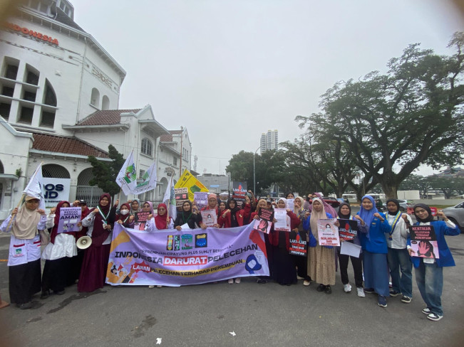Massa aksi turut menyoroti soal maraknya pelecehan terhadap perempuan dan lemahnya penegakkan hukum. [Istimewa]