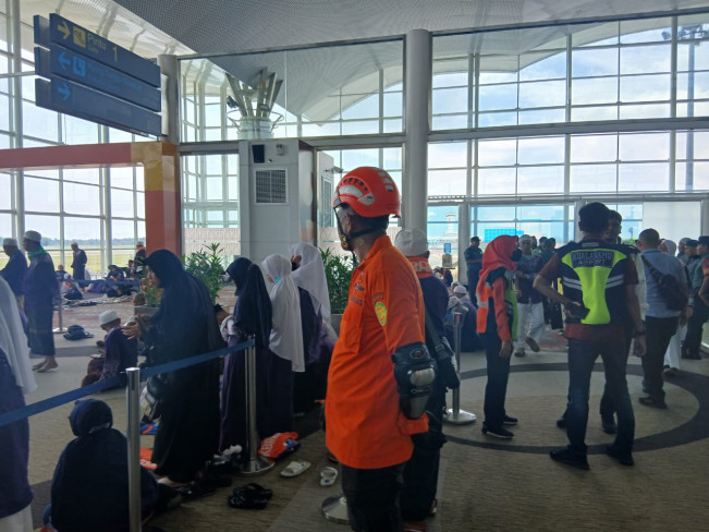 Basarnas Medan melakukan evakuasi terhadap penumpang. [Dok Basarnas Medan]