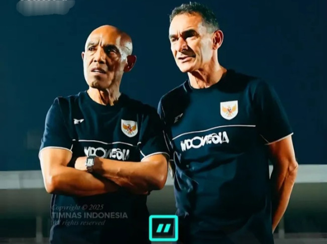 Pelatih timnas U-23 Indonesia Gerald Vanenburg tengah berdiskusi dengan asistennya. [Instagram]