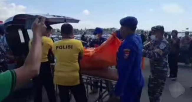 Petugas SAR evakuasi salah satu korban kapal tenggelam KMP Tunu Pratama Jaya. [ Instagram]