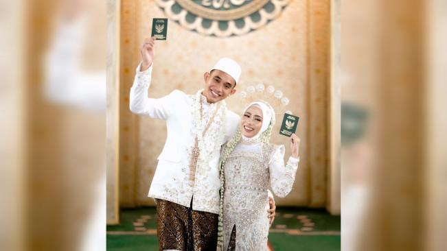 Rizky Ridho dan Sendy Aulia menunjukkan buku nikah. [Instagram]