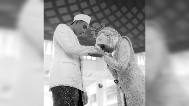 Sendy Aulia mencium tangan suami Rizky Ridho. [Instagram]