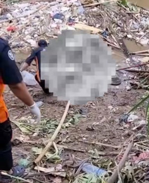 Evakuasi penemuan mayat tanpa kepala di Kali Ciliwung. [Instagram]