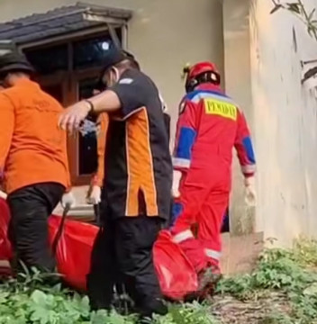 Petugas evakuasi mayat tanpa kepala di Kali Ciliwung. [Instagram]
