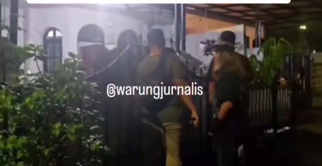 Petugas kepolisian menjemput wartawan gadungan yang memeras korban belasan juta. [Instagram]