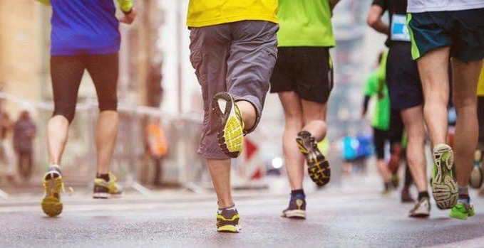 Jalan Kaki Pagi vs Malam, Mana yang Lebih Baik untuk Tubuh?