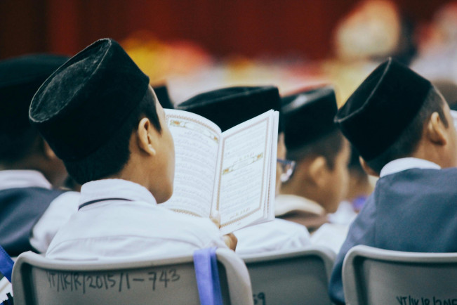 Membaca Al Quran. [Pexels]