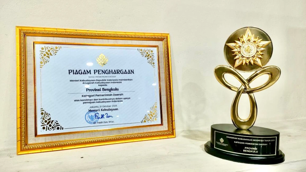 Piagam Penghargaan Nasional kategori komitmen dan kontribusi dalam upaya pemajuan kebudayaan Indonesia untuk Pemprov Bengkulu