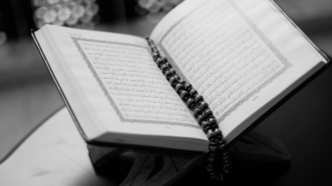 Ilustrasi membaca Al-Quran. [Pexels]