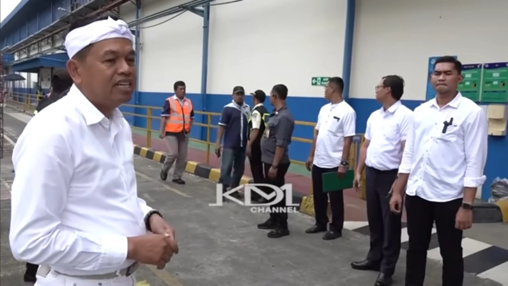 Gubernur Jawa Barat, Dedy Mulyadi melaksanakan sidak ke Pabrik Aqua Subang (Tangkapan Layar)