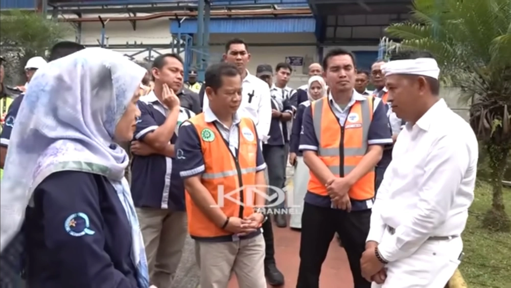Gubernur Jawa Barat saat sedang melaksanakan sidak ke Pabrik Aqua Subang (Tangkapan Layar)