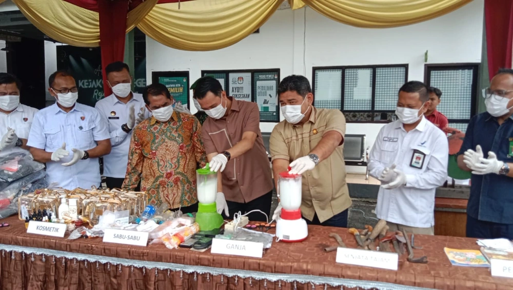 Pemusnahan barang bukti dengan cara di blender menggunakan cairan