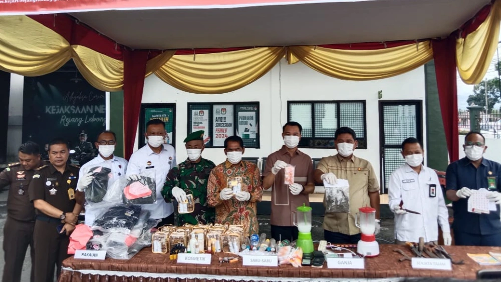 Bupati, Kajari dan Forkopimda saat menunjukkan barang bukti yang dimusnahkan