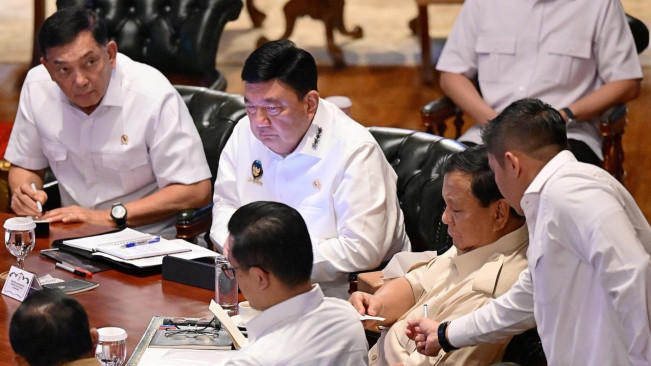 Presiden Prabowo Subianto saat memimpin pertemuan terbatas. [Instagram]