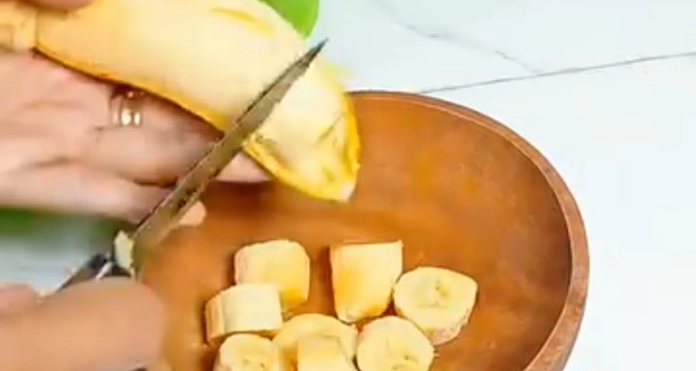 Mengonsumsi pisang memiliki banyak manfaat bagi kesehatan