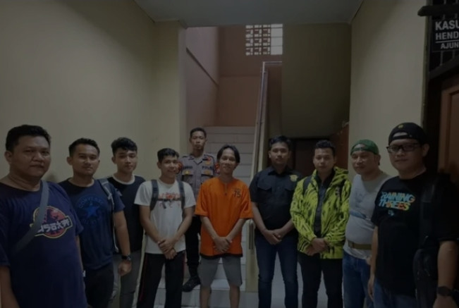 Influencer TikTok Mahesa Albantani diamankan di kantor polisi. [Instagram]