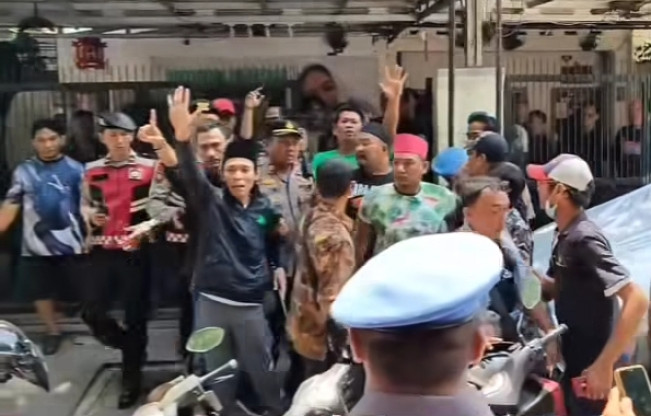 Polisi jemput influencer TikTok Mahesa Albantani dari kediamannya. [Instagram]