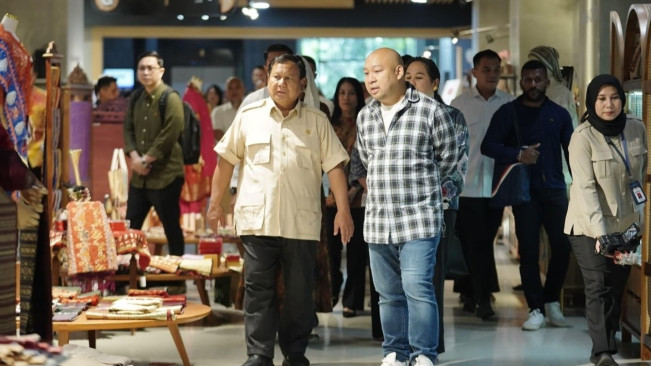 Momen Prabowo Gandeng Titiek Soeharto dan Didiet ke Mal Sarinah: Bawa Uang Gak Kita?