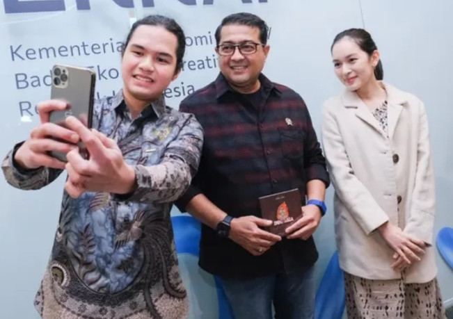 Momen Dul Jaelani dan Shanna Shannon bersama Menteri Ekonomi Kreatif  T. Riefky Harsya. [Instagram] 