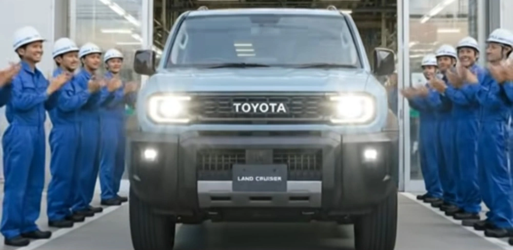 Toyota Land Cruiser tampak depan. (Instagram)