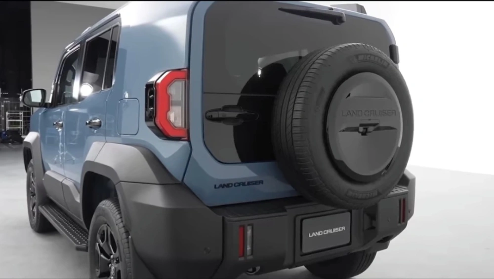 Toyota Land Cruiser FJ tampak belakang