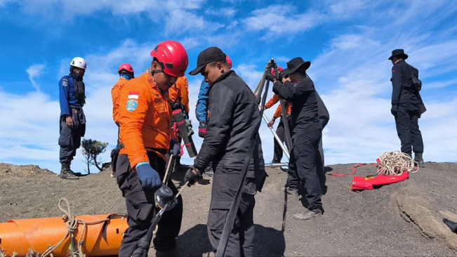 Tim SAR mengevakuasi korban yang jatuh ke Gunung Rinjani. [X.com]