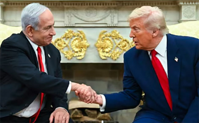 Donald Trump dan Netanyahu bersalaman. [Tangkapan layar Youtube]