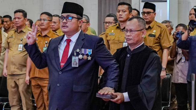 Topan Ginting saat mengikuti sumpah jabatan. [Instagram]