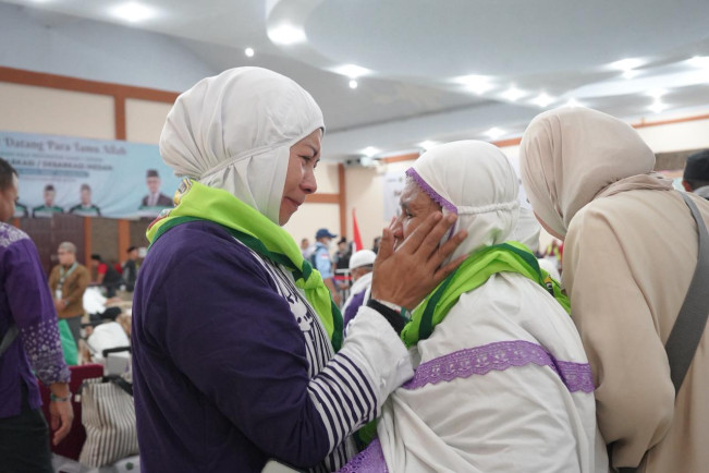 Suasana haru jemaah haji saat tiba di Medan. [Dok Kemenag]