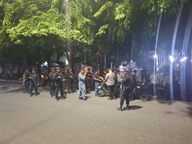 Personel Brimob Polda Sumut menggelar patroli di Medan. [Istimewa]