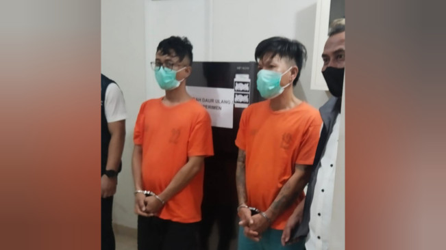 Polisi menangkap dua orang di apartemen di Medan. [Istimewa]