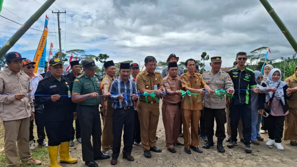 Pemotongan pita tandai pembukaan jalur baru ke Bukit Daun, Rejang Lebong. (MCRL)