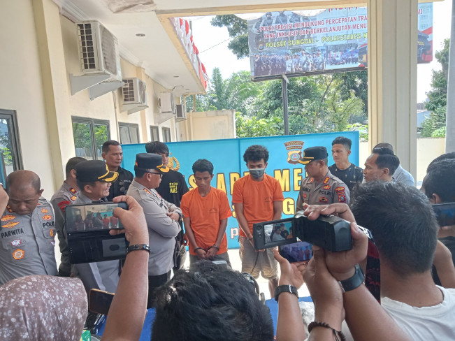 Polisi menginterogasi kedua pelaku. [Istimewa]