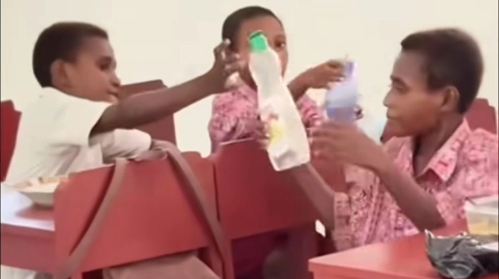 Siswa Papua minum air pakai botol bekas cuci piring. (Instagram)