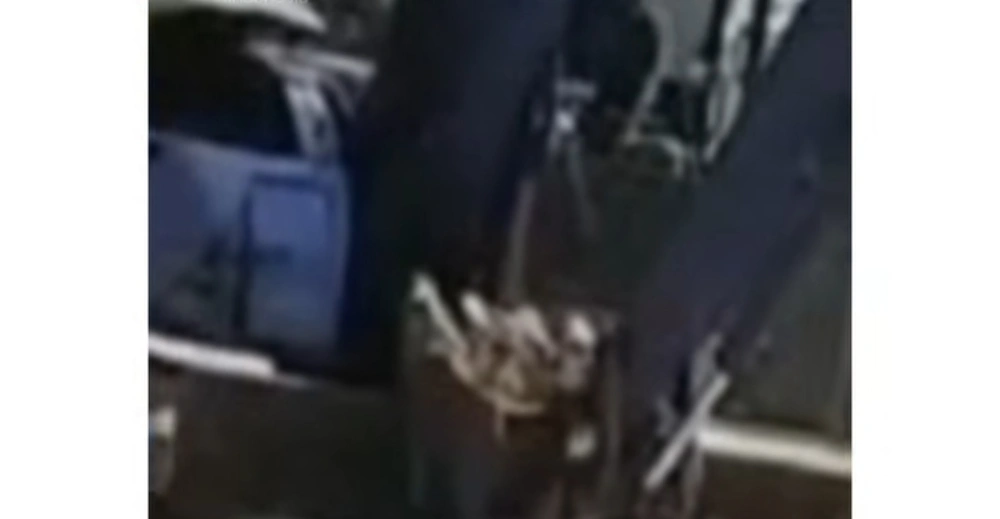 Suami sewa ekskavator hancur rumah karena istri berselingkuh. (Instagram)