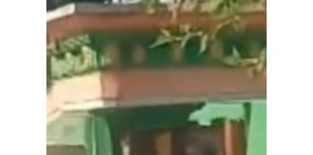 Rumah dihancurkan gegara istri berselingkuh saat suami sedang bekerja. (Instagram)