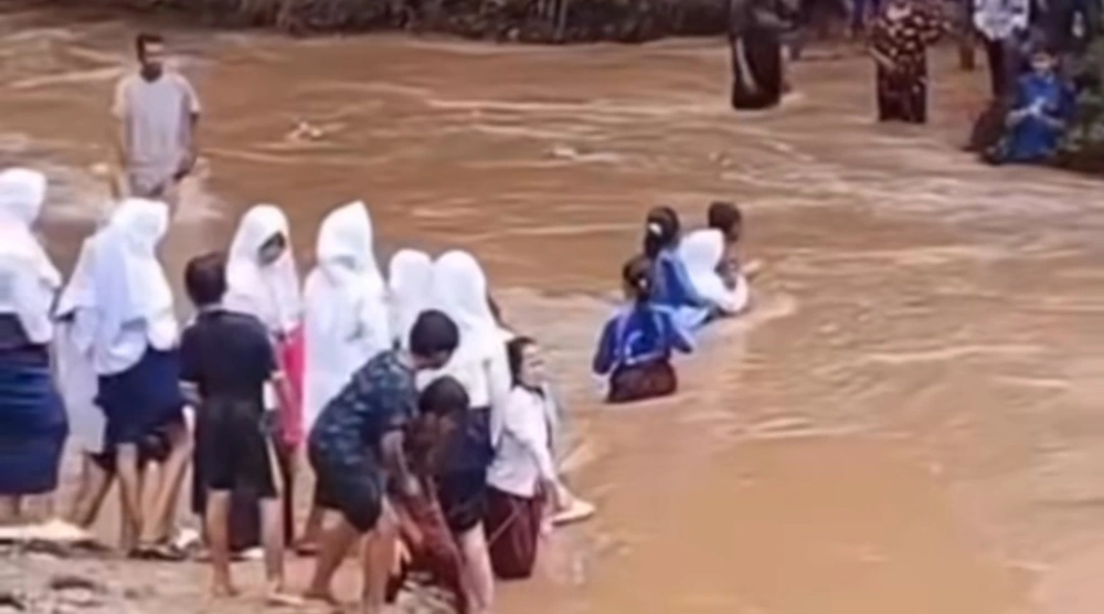 Siswa SD dan SMP di Pandeglang rela bertaruh nyawa demi ke sekolah akibat jembatan putus. (Instagram)